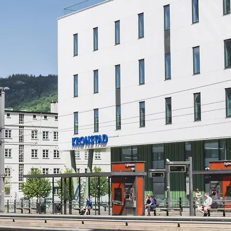 Sentral Med Parkering Og Peis Appartamento Bergen